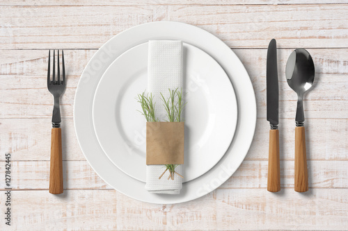 Schlichtes Tischgedeck auf  rustikalem Holztisch  - Essen und Küche