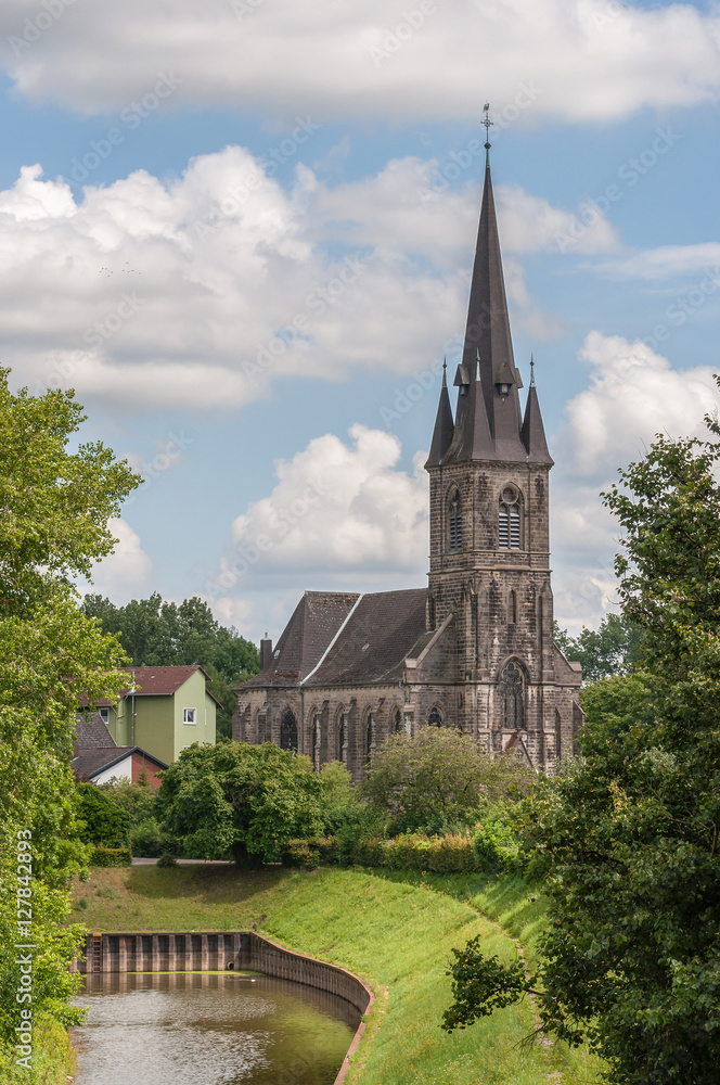 St. Sturmius Kirche in Rinteln an der Weser in Deutschland vor blauem Himmel mit Wolken