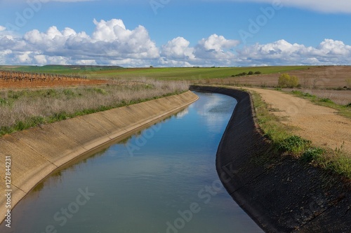 Canal de distribucion de Agua para Riego © Siur