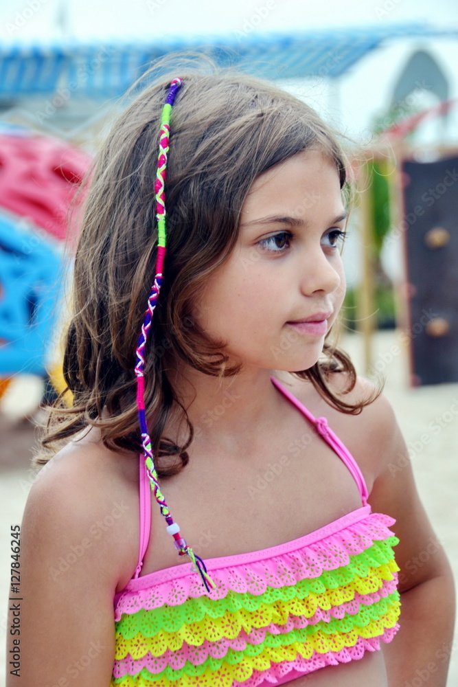 ritratto di una bella bambina con una treccina di cotone tra i capelli  Stock Photo | Adobe Stock