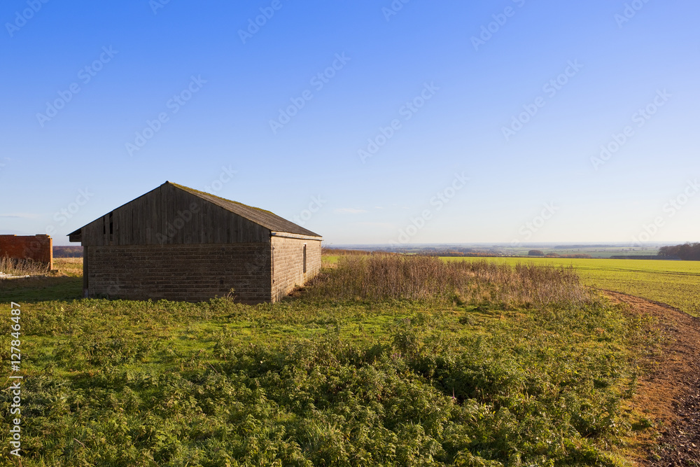 Obraz premium yorkshire wolds farm building