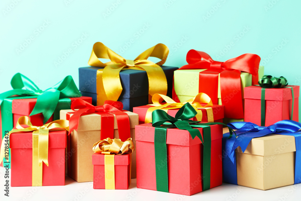 Obraz premium Gift boxes with ribbon on white background