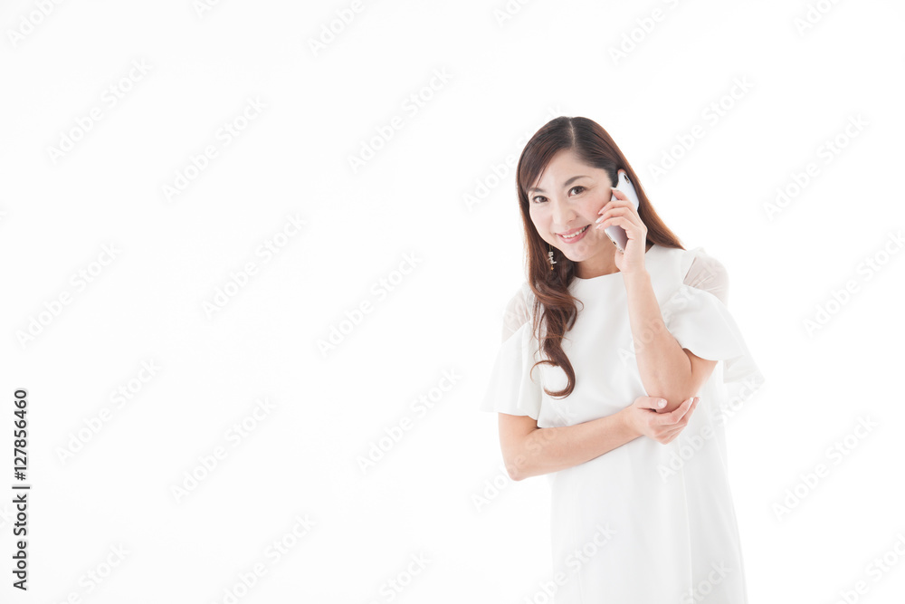 スマホを触るミドル女性・白バック