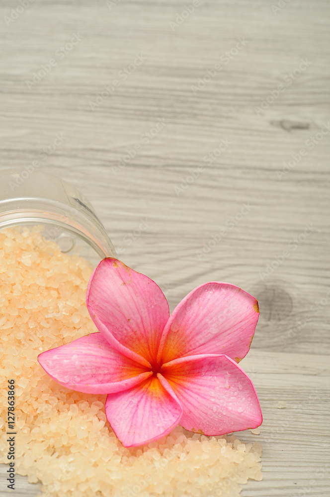 Bath salt with a frangipani flower