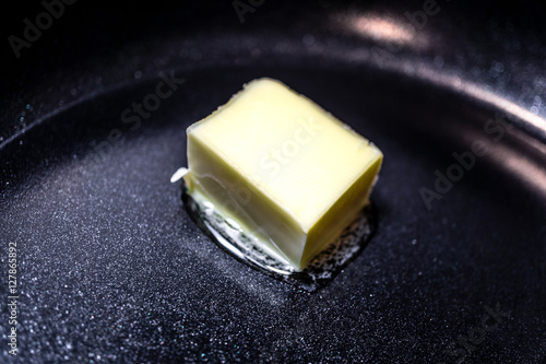 Stück Butter schmilzt