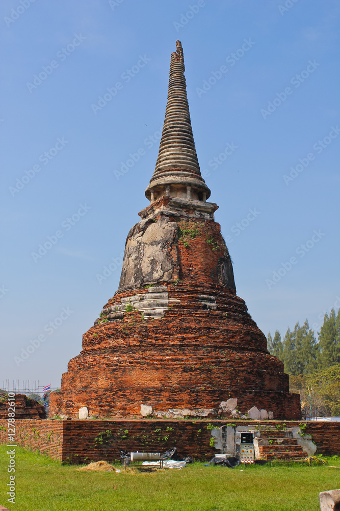 temple tower of the wreckage / Temple tower of the wreckage in the park in Thailand temple tower of the wreckage / Temple tower of the wreckage in the park in Thailand