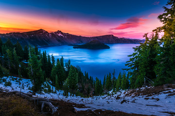 Fotobehang Natuurpark Diepblauw Crater Lake Oregon  © Krzysztof Wiktor
