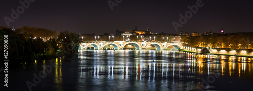 La Garonne et le Pont Neuf la nuit à Toulouse en Haute-Garonne, Midi-Pyrénées, Occitanie en France