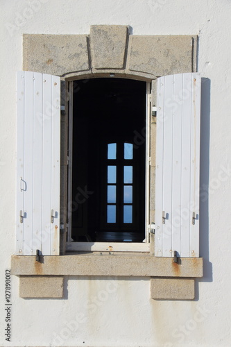 Fenêtre fermée à travers une fenêtre ouverte