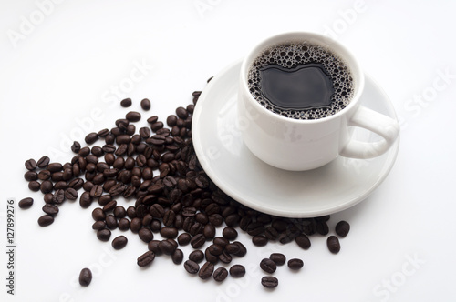 isolated white cup of coffee and coffee beans on white backgroun