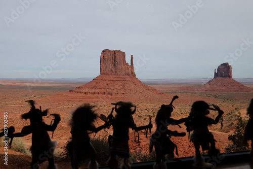  Monument Valley Park that belongs to the Navajo © IDN