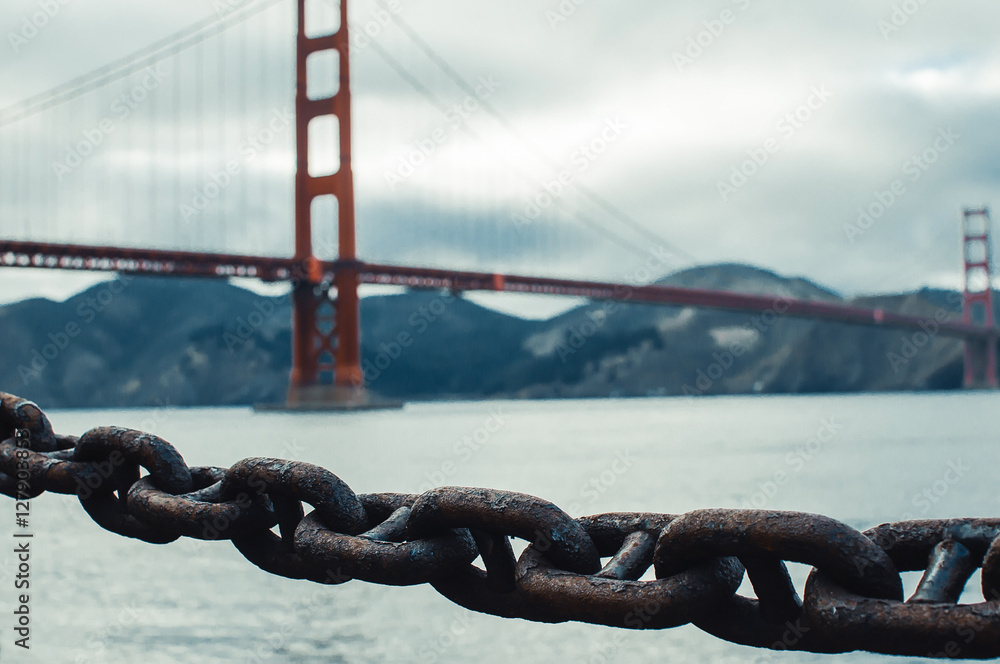 Naklejka premium Look over the chains at Golden Gates
