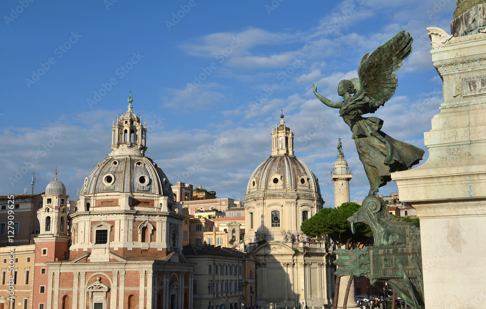 Obraz premium Trajan's Forum twin churches in Rome viewed from Altar of Nation monument