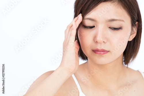 頭痛・悩む若い女性
