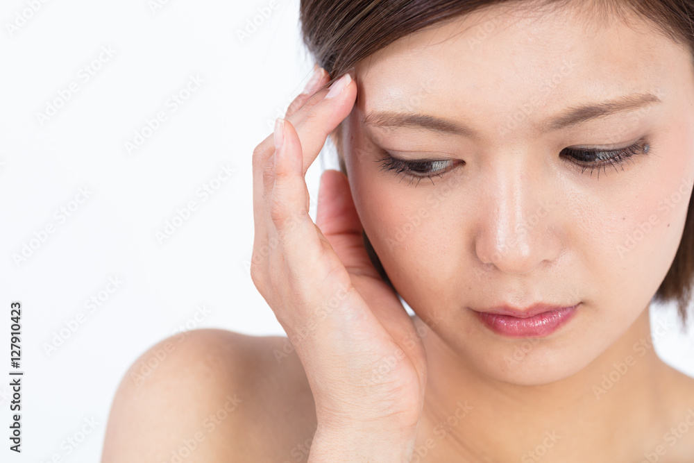 頭痛・悩む若い女性 頭痛・悩む若い女性