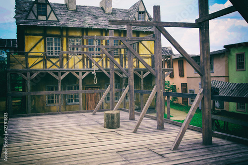 Foto Gallows, weapon of torture, shackles, wooden element, abandoned