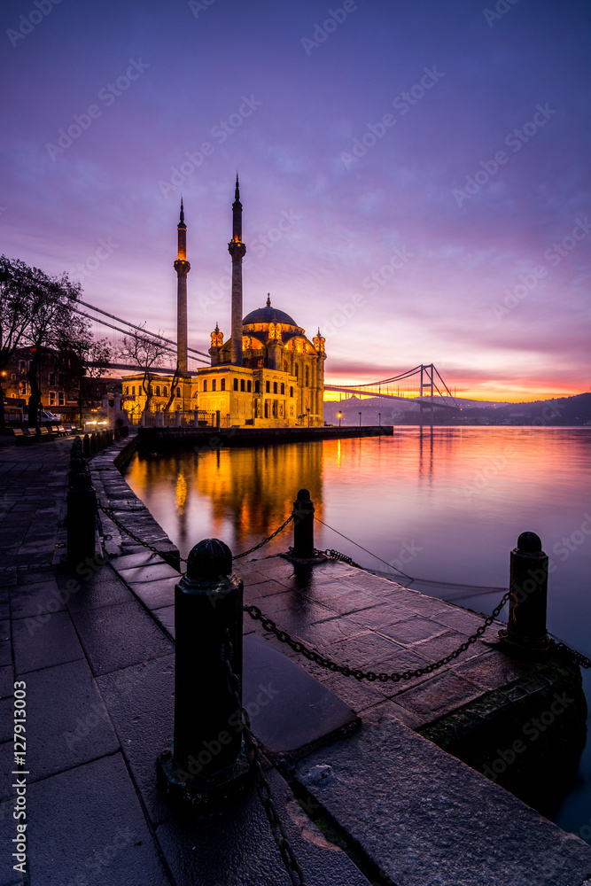 Obraz premium niesamowity wschód słońca w meczecie ortakoy w stambule w turcji