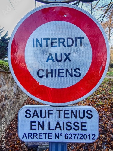 Panneau « Interdit aux chiens, sauf tenus en laisse - arrêté N°627/2012» photo