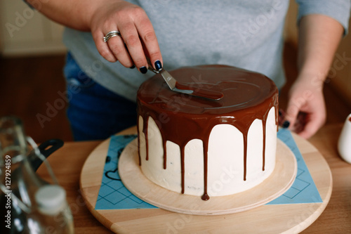 процесс сборки торта