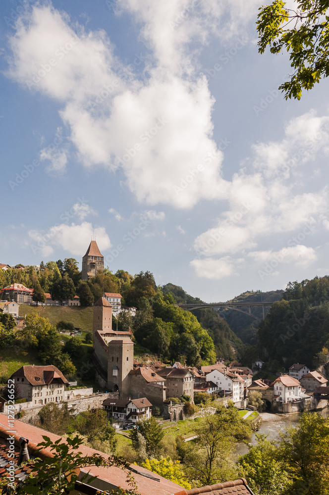 Naklejka premium Fribourg, Stadt, Altstadt, Freiburg, Stadt, Katzenturm, Berntor, historische Häuser, Festung, Galtern-Brücke, Saane, Sarine, Fluss, Stadtrundgang, Herbst, Schweiz