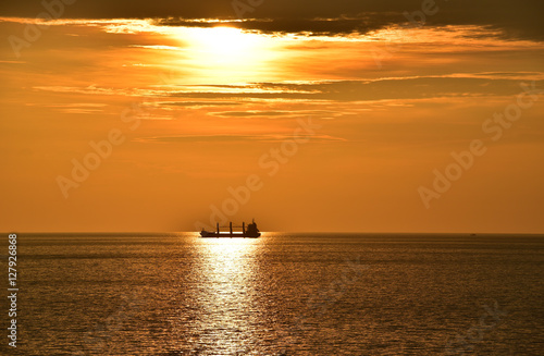 силуэт корабля на закате © akrobatyura