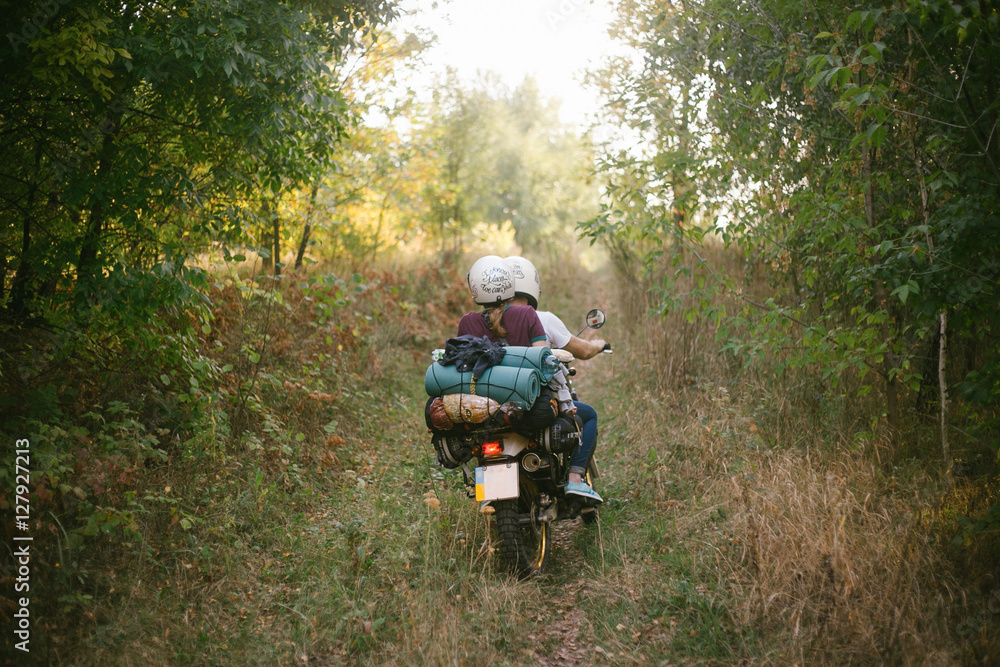 Una pareja en la moto en el bosque
