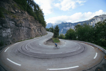 Wandcirkels Fietsen Wielrenner in scherpe bocht  © onewithahalf