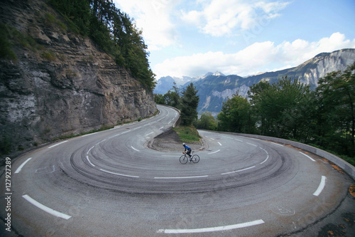 Ciclista en la curva cerrada