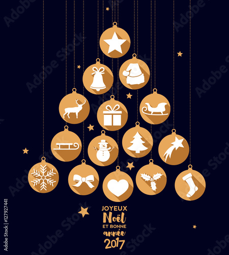 Sapin de Noël avec boules et décorations dorées sur fond bleu