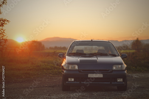 Auto Sportiva guida in montagna tramonto lago diverimento sport car © Minelli Studio
