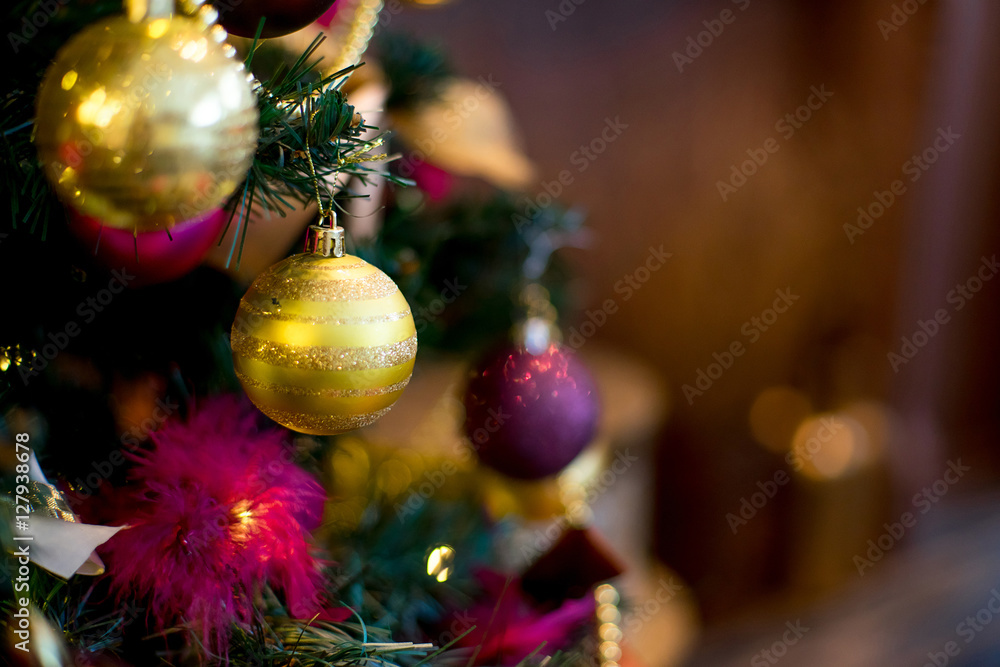 Fototapeta premium Christmas interior in purple and gold colors