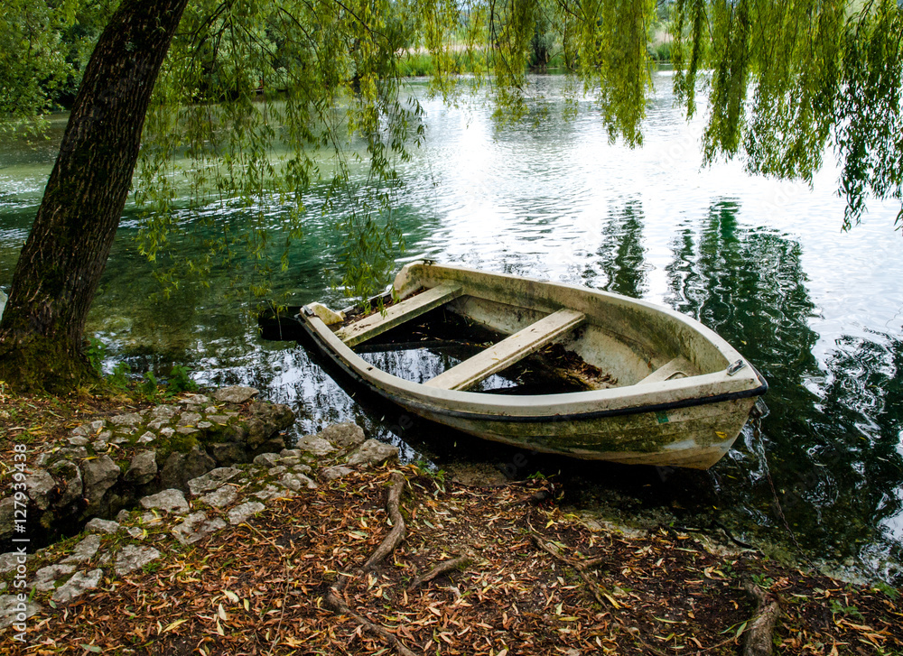barca affondata nel Lago di Posta Fibreno in ciociaria barca affondata nel Lago di Posta Fibreno in ciociaria