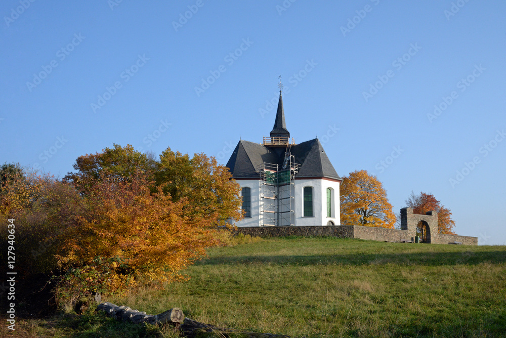 Kreuzkapelle Bad Camberg im Herbst