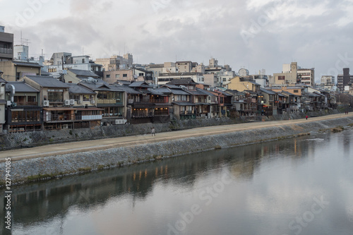 Houses by the river in Kyoto © Chee