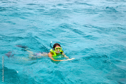 Junge Frau schnorchelt in der Nähe von Key Largo / USA in kristallklarem Wasser