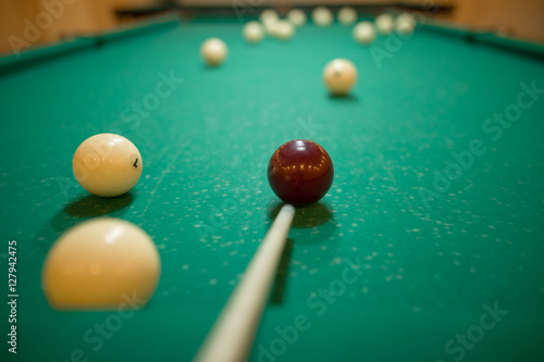 Obraz na plátně billiard balls on green baize in the game of pyramid