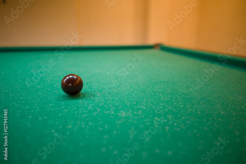 Fotografie billiard balls on green baize in the game of pyramid