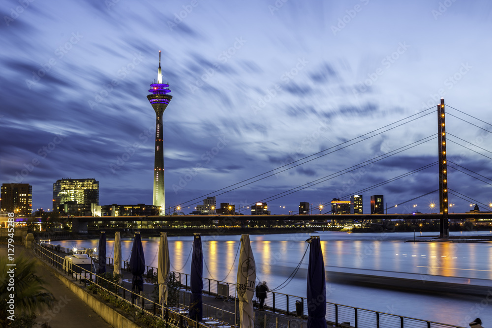 Rheinkniebrücke in Düsseldorf an einem wolkenverhangenen Herbstabend Rheinkniebrücke in Düsseldorf an einem wolkenverhangenen Herbstabend