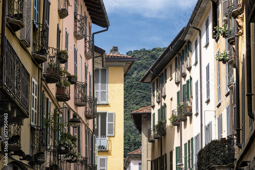 Fototapeta Naklejka Na Ścianę i Meble -  Como (Lombardy, Italy): old buildings