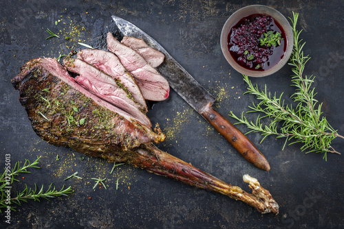 gegrillte Hirschkeule auf alten Blech photo