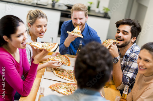 Friends eating pizza