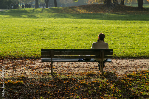 Persona da sola su una panchina nel parco 