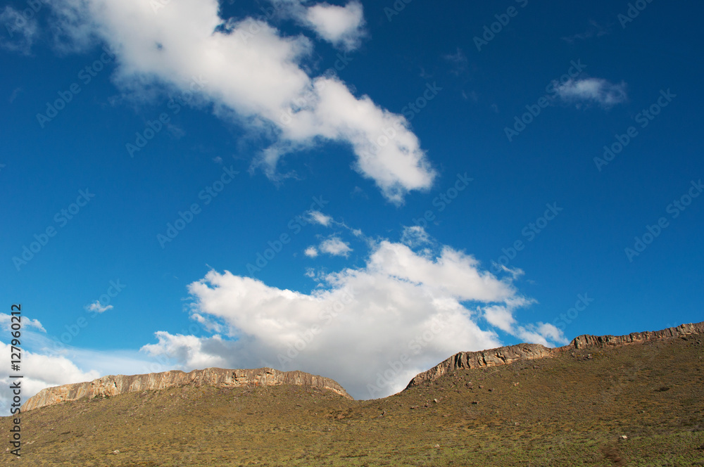 Argentina, 21/11/2010: il paesaggio montano della Patagonia nella campagna di El Calafate, la città sul confine meridionale del lago Argentino Argentina, 21/11/2010: il paesaggio montano della Patagonia nella campagna di El Calafate, la città sul confine meridionale del lago Argentino