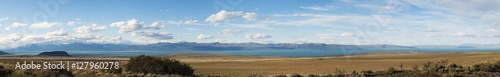 Fototapeta Naklejka Na Ścianę i Meble -  Argentina, 21/11/2010: il paesaggio mozzafiato della Patagonia nella campagna di El Calafate, la città sul confine meridionale del lago Argentino