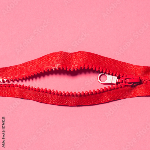 Zipper in shape of lips