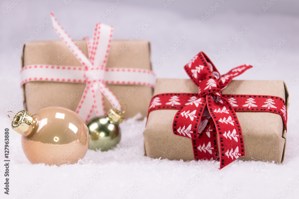 Weihnachtsgeschenke mit Christbaumkugeln Weihnachtsgeschenke mit Christbaumkugeln