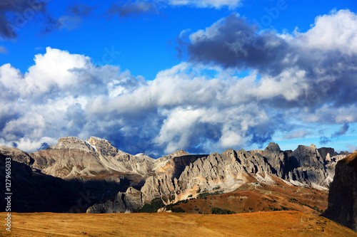 Fototapeta Naklejka Na Ścianę i Meble -  Autumn alpine landscape in the Dolomites, Italy, Europe