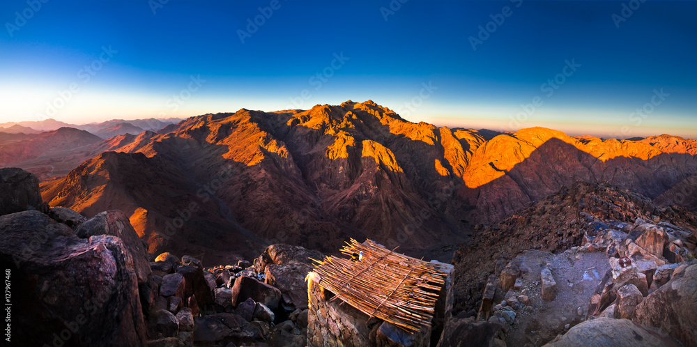 Fototapeta premium mountains at sunrise sunset top of the mountain with people