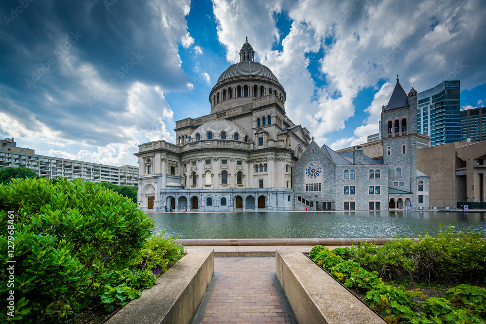 Obraz premium Gardens and the First Church of Christ, Scientist, in Boston, Ma