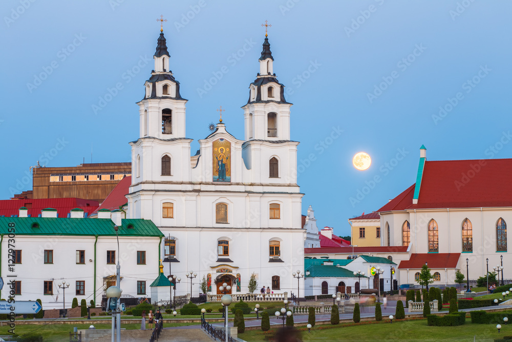 Fototapeta premium Moonrise over Cathedral Of Holy Spirit In Minsk, Belarus